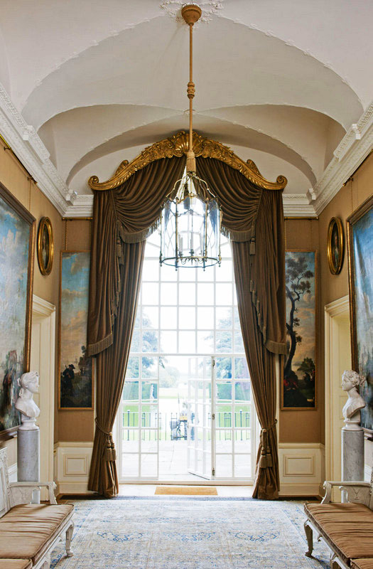 The ornate hallway of an early-18th-century house in England’s Northamptonshire embodies the classically English style of author and interior decorator Henrietta Spencer-Churchhill.