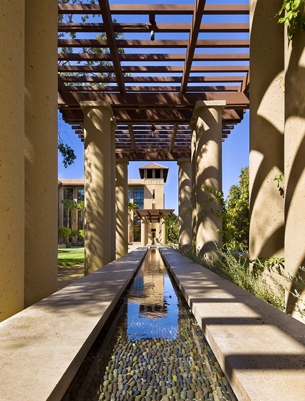 A courtyard with a water feature plays host to social events at the new Stanford Institute for Economic Policy Research (SIEPR).