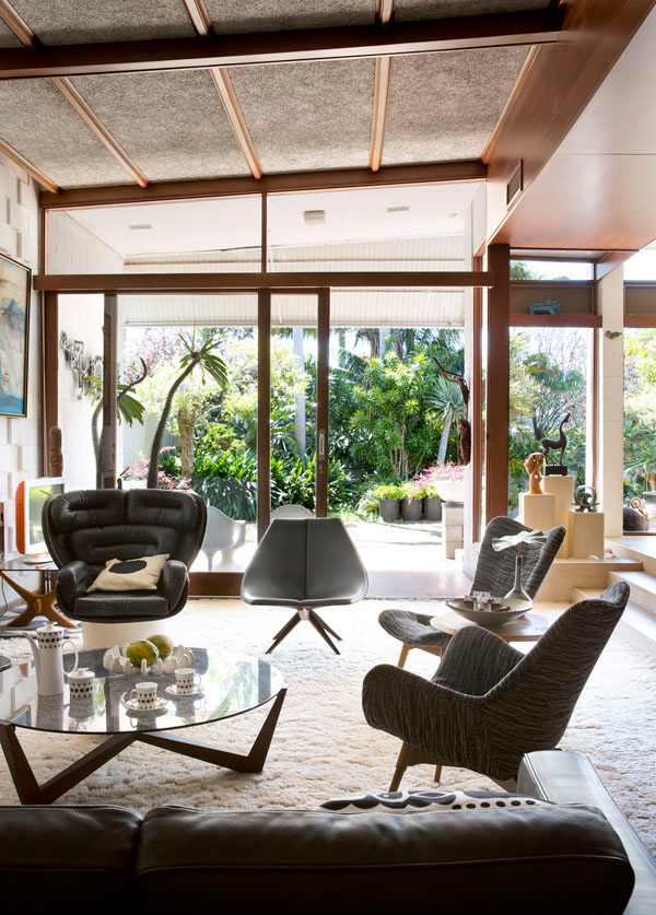 Joe Colombo's 1963 black leather and fiberglass Elda chair makes a statement in the Iwan Iwanoff–designed Burszyten House in Perth. Photo by Angelita Bonetti