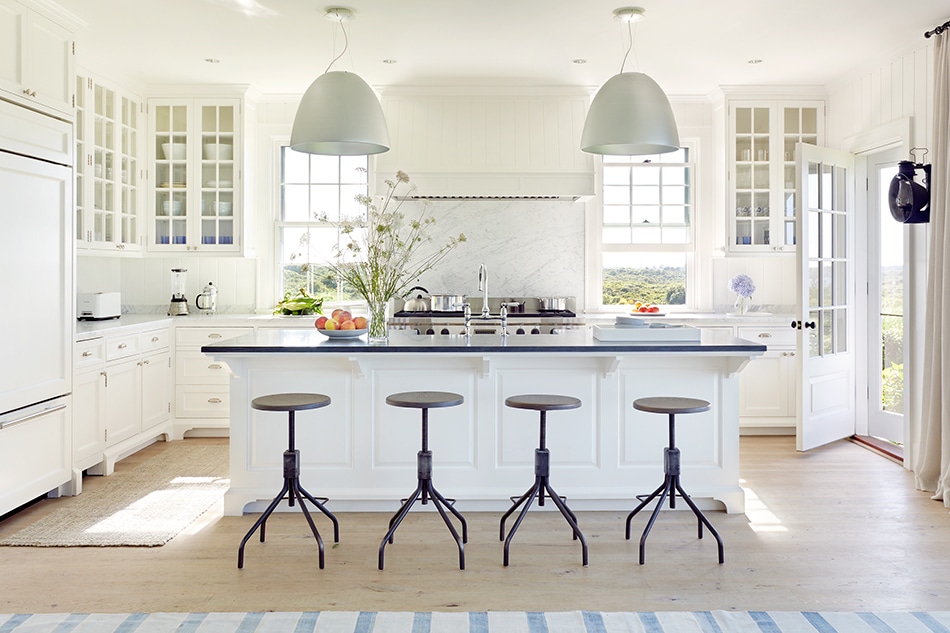 Inside 10 Transporting Vacation Homes By Victoria Hagan 1stdibs Fly Away Hagan S Nantucket Beach House Boasts A Sunny White Kitchen With Gl Fronted Cabinets And Large Island There Is Nothing Precious About The