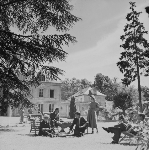 Henri Samuel and friends sitting with friends in 1949 at his seventeenth-century country house in Viroflay