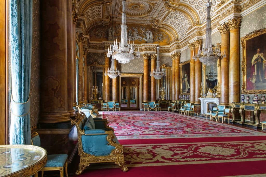 Peek Inside Buckingham Palace's Private and Unseen Rooms ...