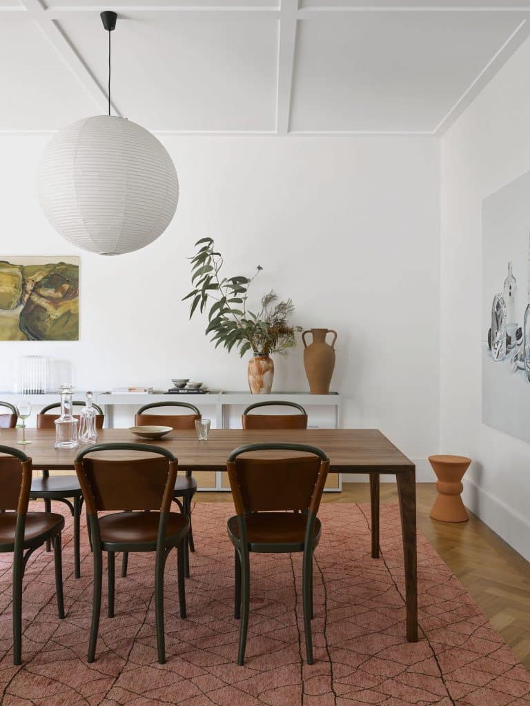 Salle à manger d'une maison de Queens Park, dans la banlieue de Sydney, aménagée par les décoratrices d'intérieur australiennes Sarah-Jane Pyke et Juliette Arent, d'Arent&Pyke