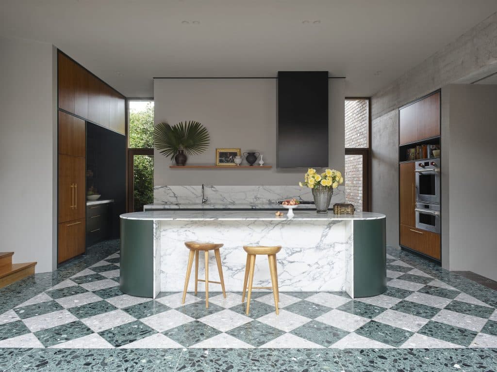 Cuisine d'une maison entourée de verdure aménagée par les décoratrices d'intérieur australiennes Sarah-Jane Pyke et Juliette Arent, d'Arent&Pyke