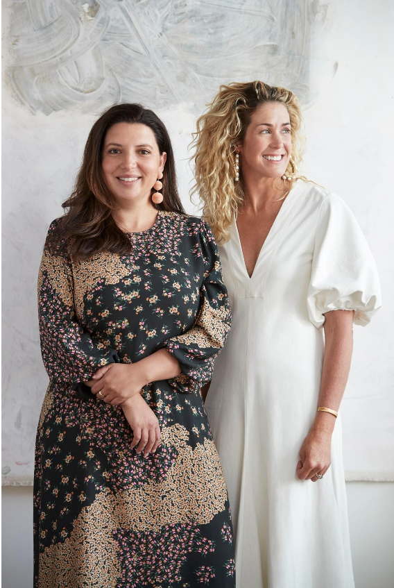 Portrait des décoratrices d'intérieur australiennes Sarah-Jane Pyke et Juliette Arent, d'Arent&Pyke