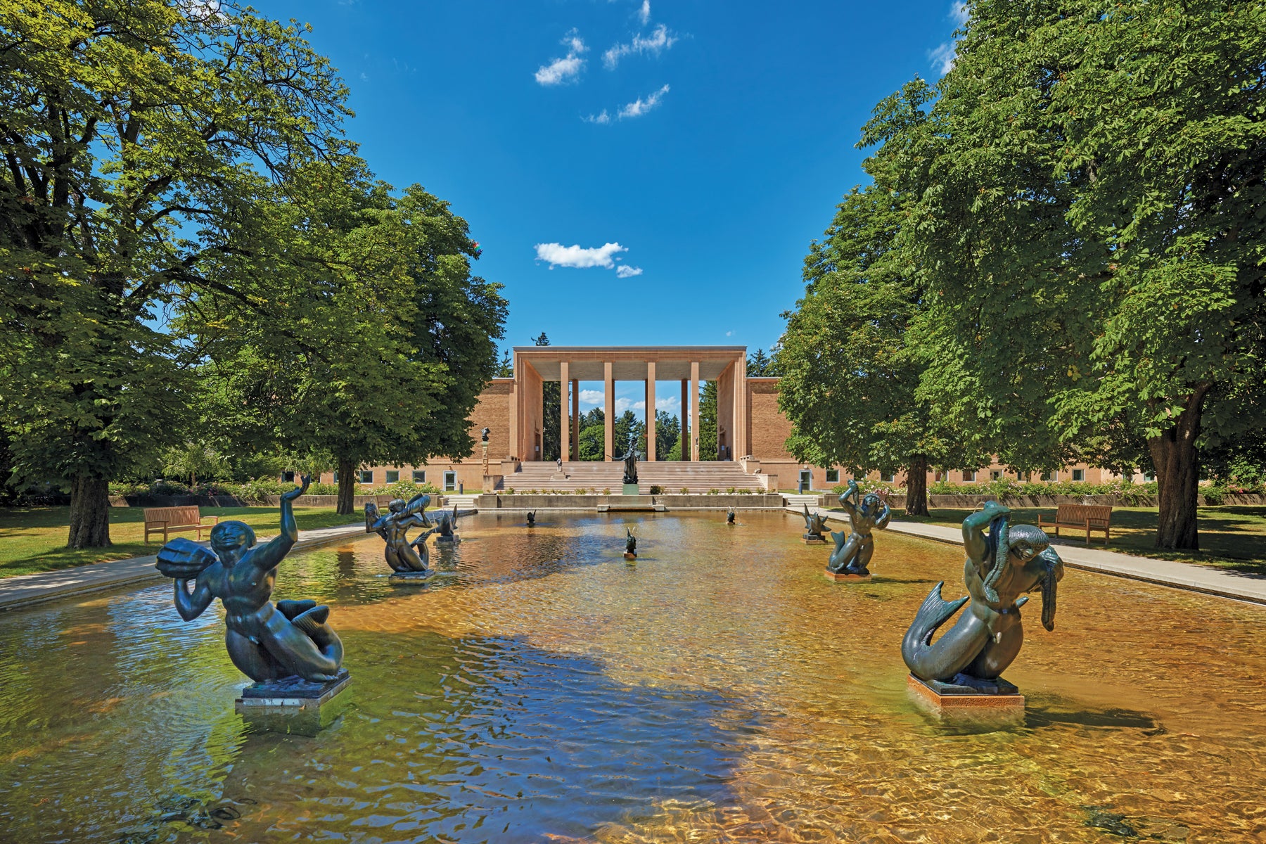 Bassin à tritons formant un miroir d'eau sur le campus de la Cranbrook, avec sculptures en bronze sur le thème marin réalisées par Carl Milles
