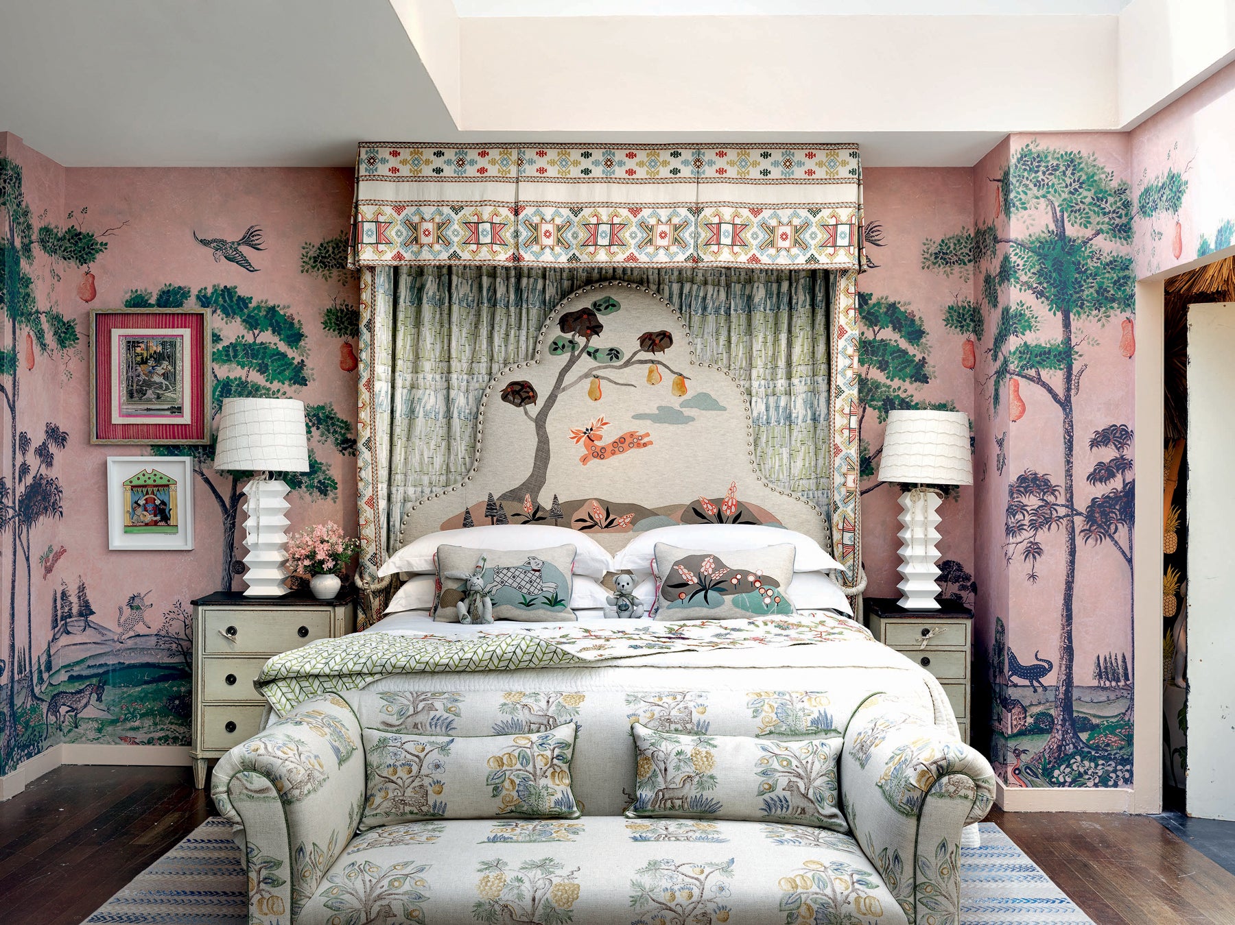 Schlafzimmer mit farbenfroher Tapete mit Naturdarstellungen, passenden weißen geometrischen Lampen und einer Couch, die mit einem Naturmuster bezogen ist