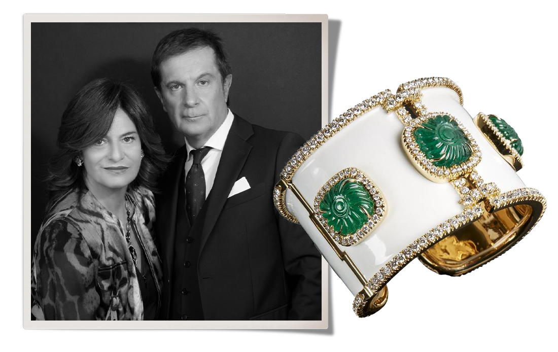 Portrait en noir et blanc des frère et sœur Laura et Marco Veschetti, à côté d'un bracelet manchette en émeraudes et diamants de la marque Veschetti
