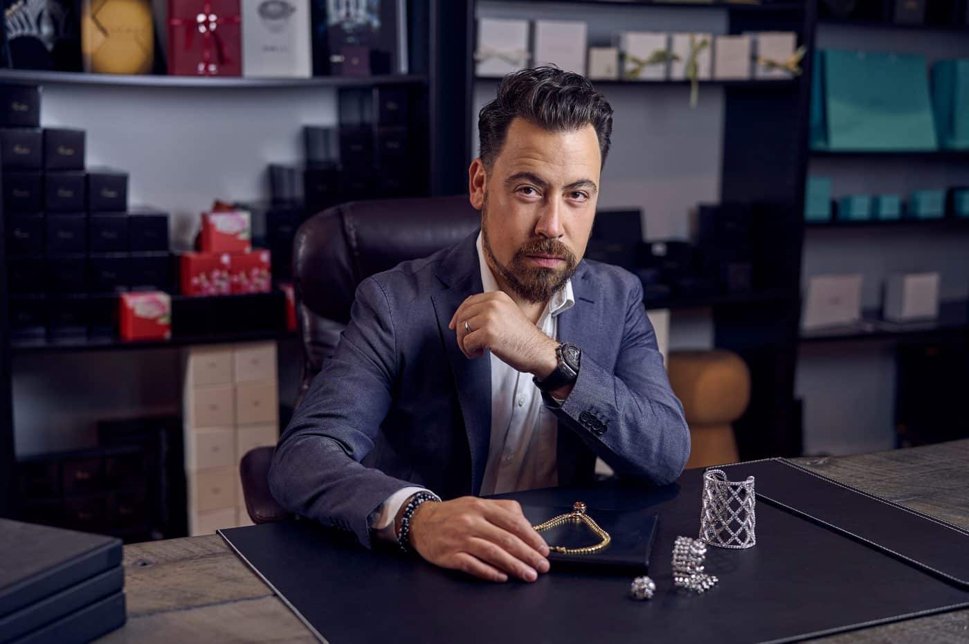 Portrait de Jonathan Yedwabnik, fondateur et PDG d'Opulent Jewelers