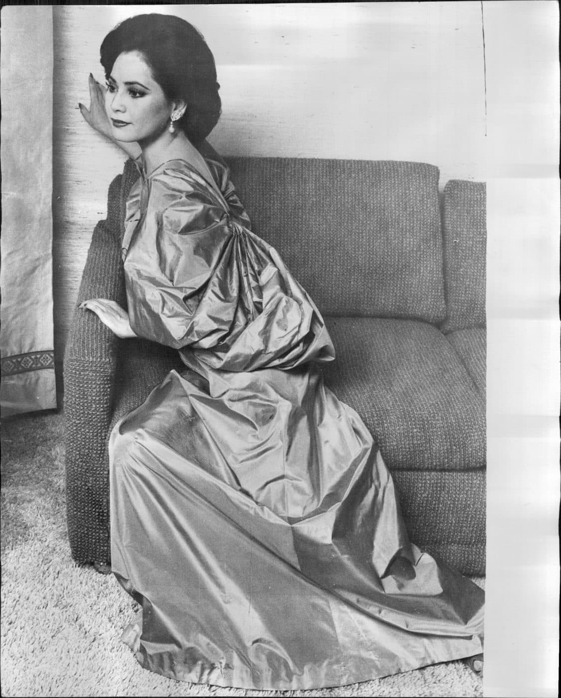 grünes Madame Grès-Seidenkleid mit voluminösen Ärmeln, hier getragen von der ehemaligen First Lady von Indonesien Dewi Sukarno