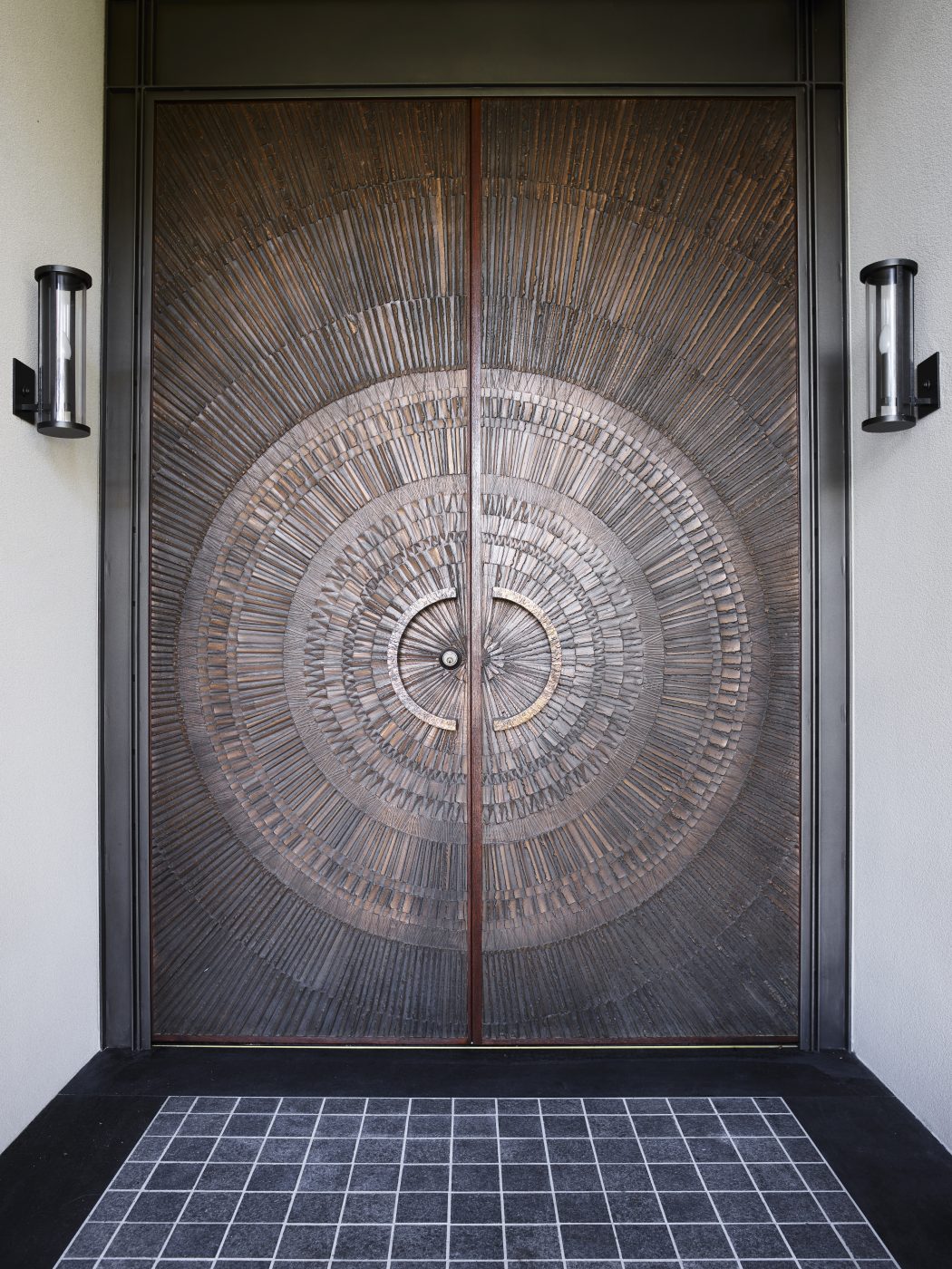 Entrée avec portes et appliques décorées conçue par Alexandra Donohoe Church