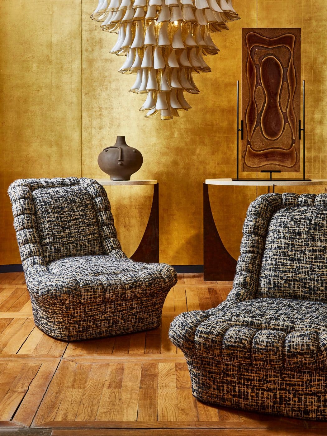 Deux fauteuils des années 1970 dans la galerie des sœurs Glustin, aux Puces de Paris