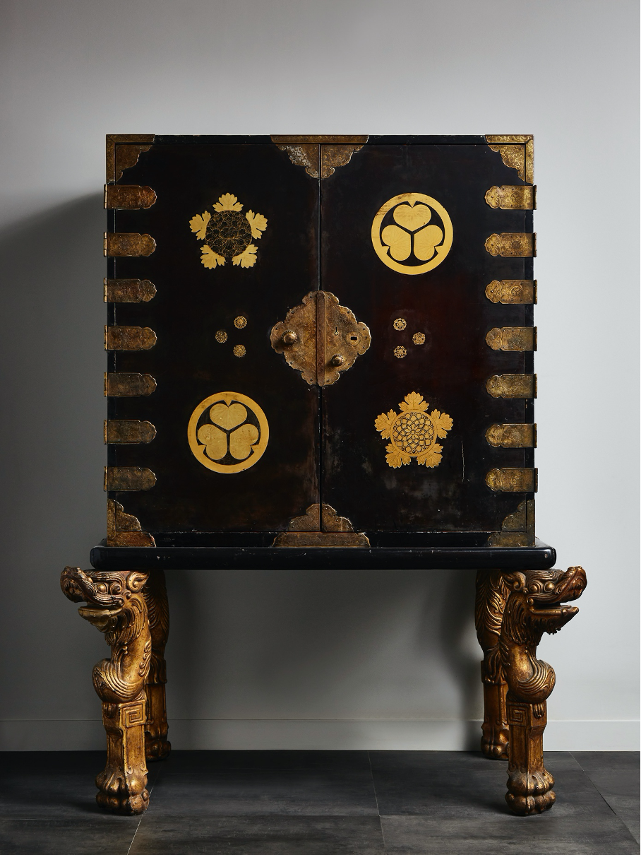 Meuble de rangement japonais en bois doré datant de 1680