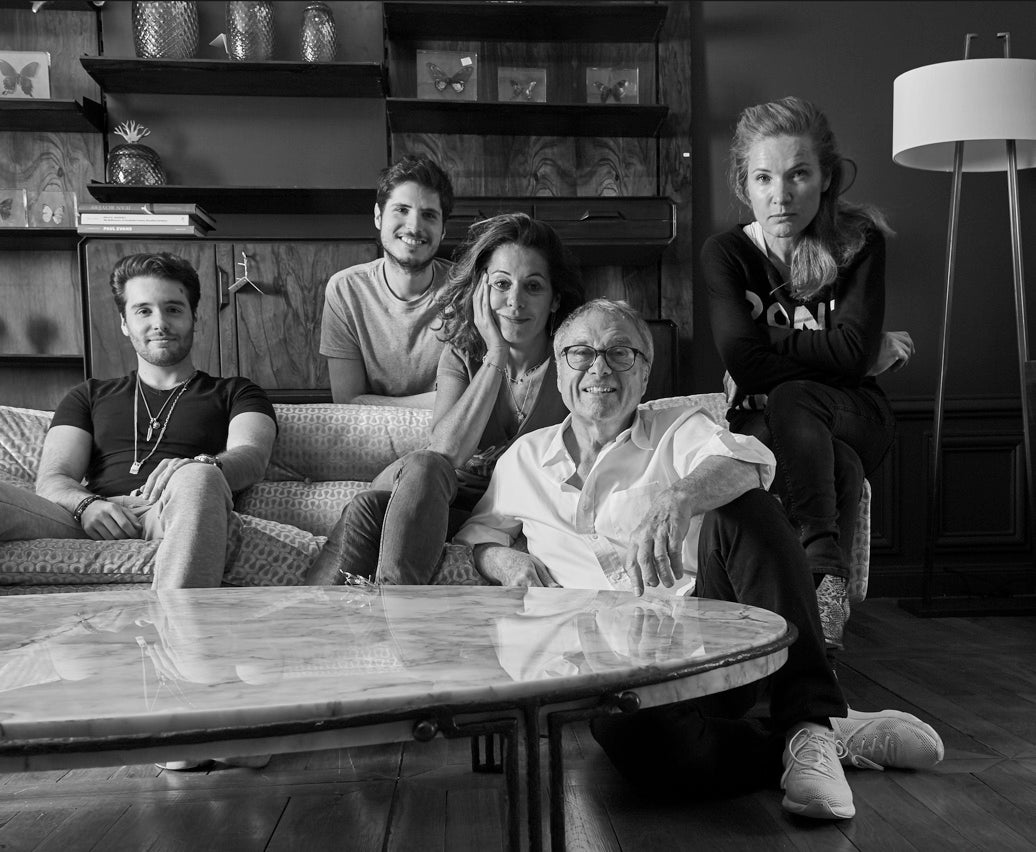 Serge Glustin (deuxième à partir de la droite) prend la pose pour une photo de famille avec ses filles Virginie (au centre) et Karine (tout à droite), ainsi que ses petits-enfants Ilan (tout à gauche) et Ruben (deuxième à partir de la gauche), qui sont tous devenus vendeurs de meubles comme lui. 