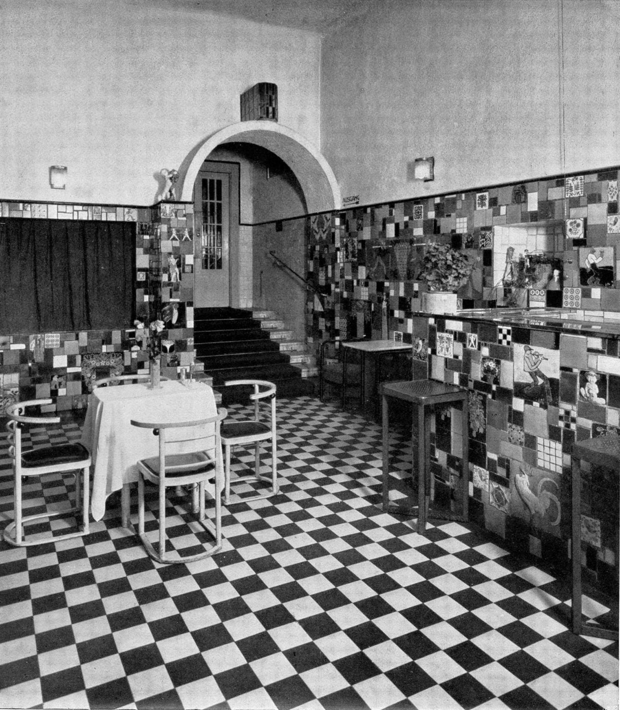 Le bar du Cabaret Fledermaus, dont la décoration intérieure est le fruit de la collaboration entre Josef Hoffmann, Gustav Klimt et Oskar Kokoschka