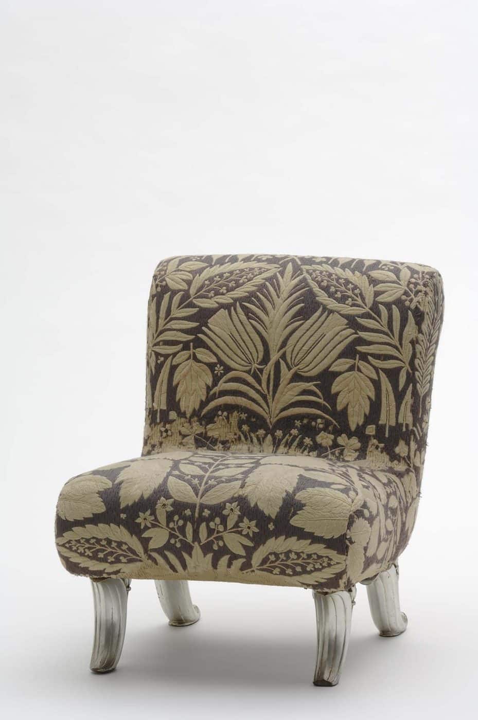 La chaise slipper au tissu brodé par Hedwig Pöchlmüller