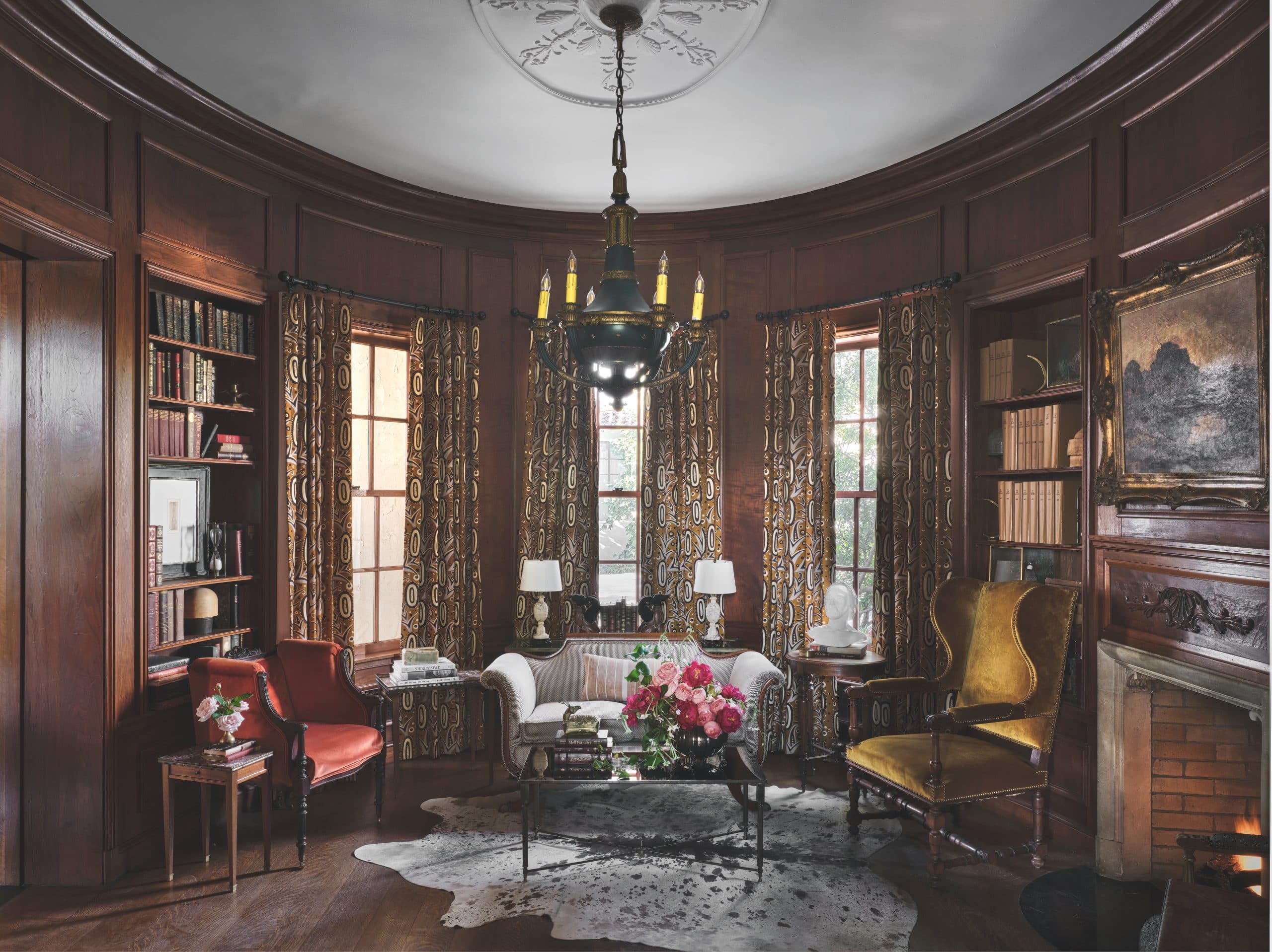 La bibliothèque ovale du Commodore Perry Estate, dans la région de Texas Hill Country, décorée par Ken Fulk