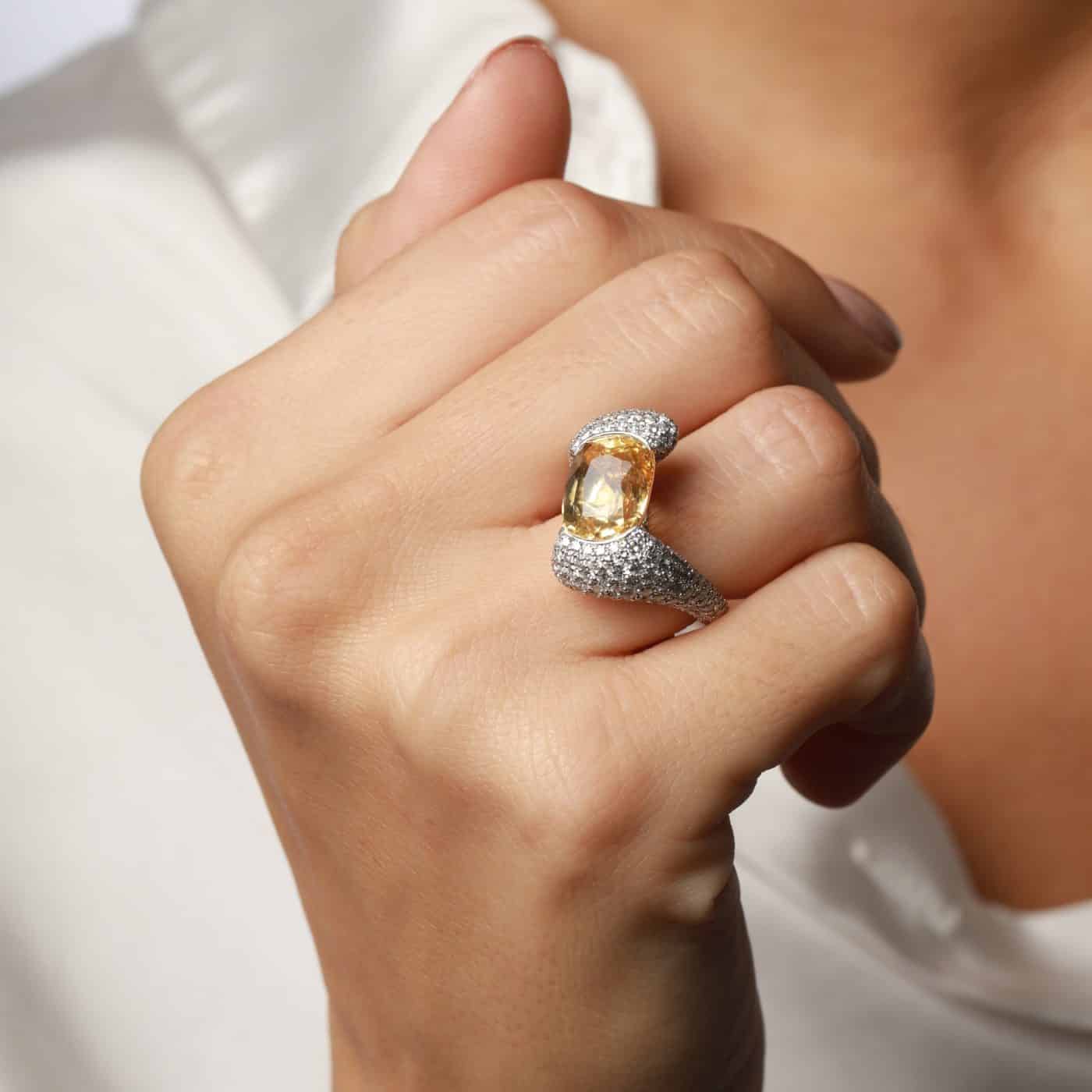 Bague cocktail en diamants et saphir jaune ovale, 9,18 carats