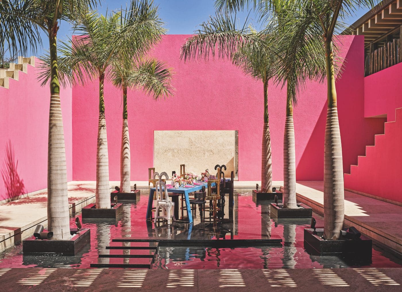 Von Ken Fulk gestalteter pinkfarbener Innenhof des Baja-Anwesens