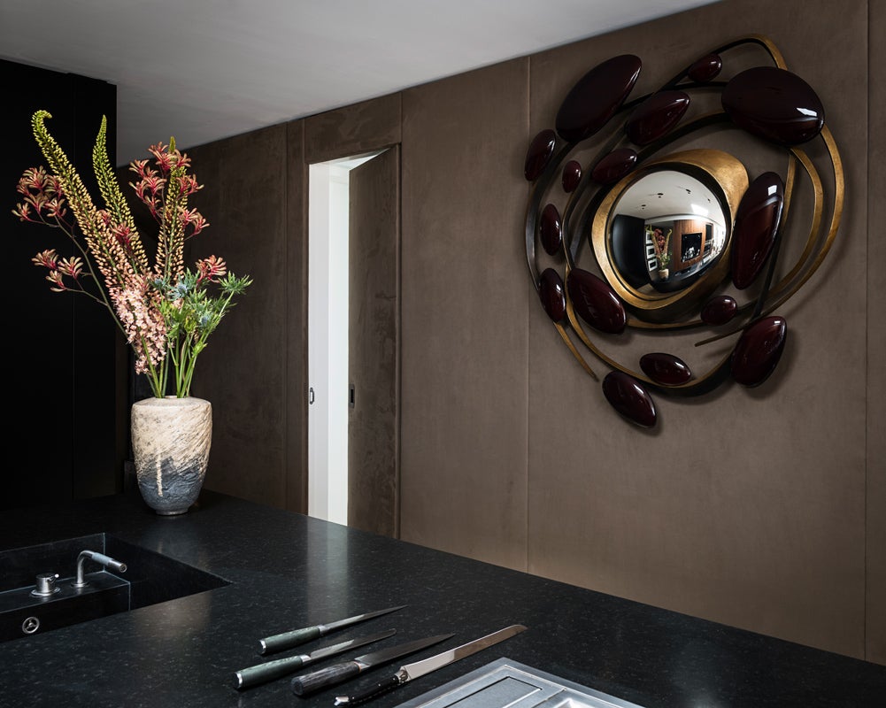 Miroir Tumulte d'Hervé Van der Straeten dans la cuisine