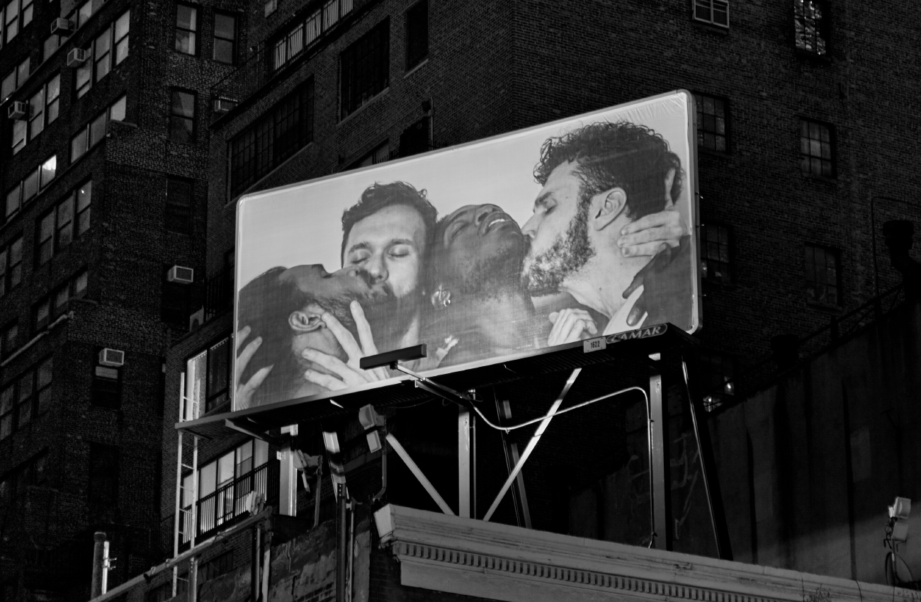 Self-portrait with Brendan, Carlos, and Jorge, 2017, de Camilo Godoy, présenté dans l'exposition « OMNISCIENT: Queer Documentation in an Image Culture » en 2021–22 