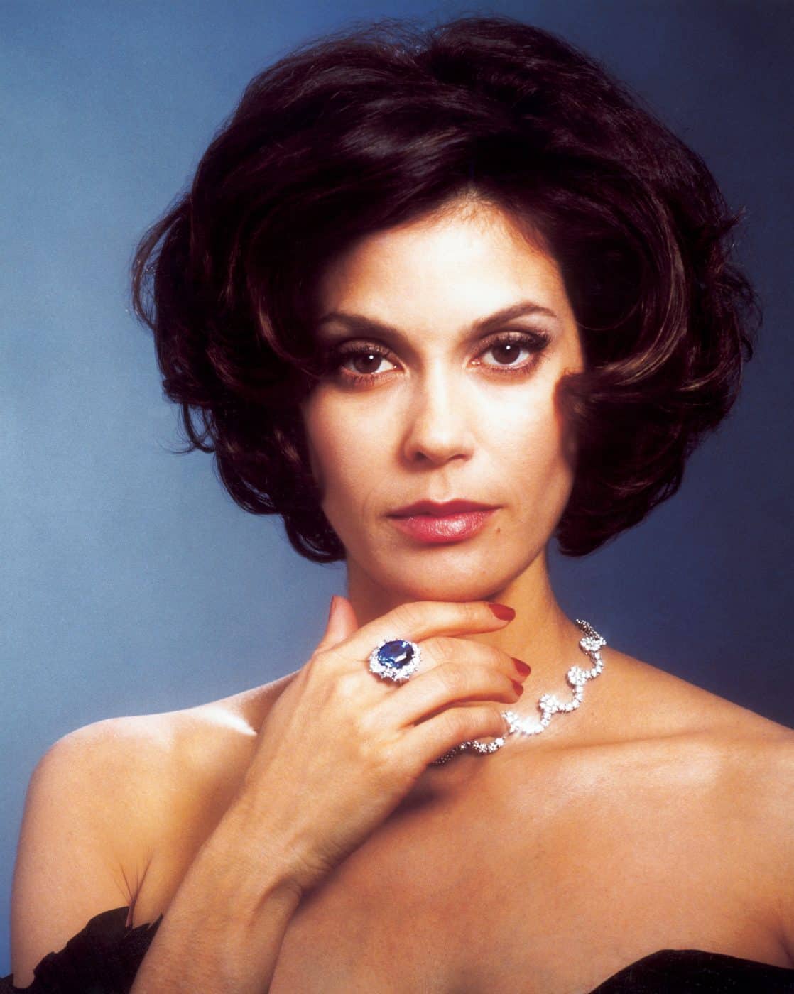Photo de l'actrice Teri Hatcher avec un collier en diamants et une bague en saphir de Birmanie dans le film de James Bond de 1997, Demain ne meurt jamais.
