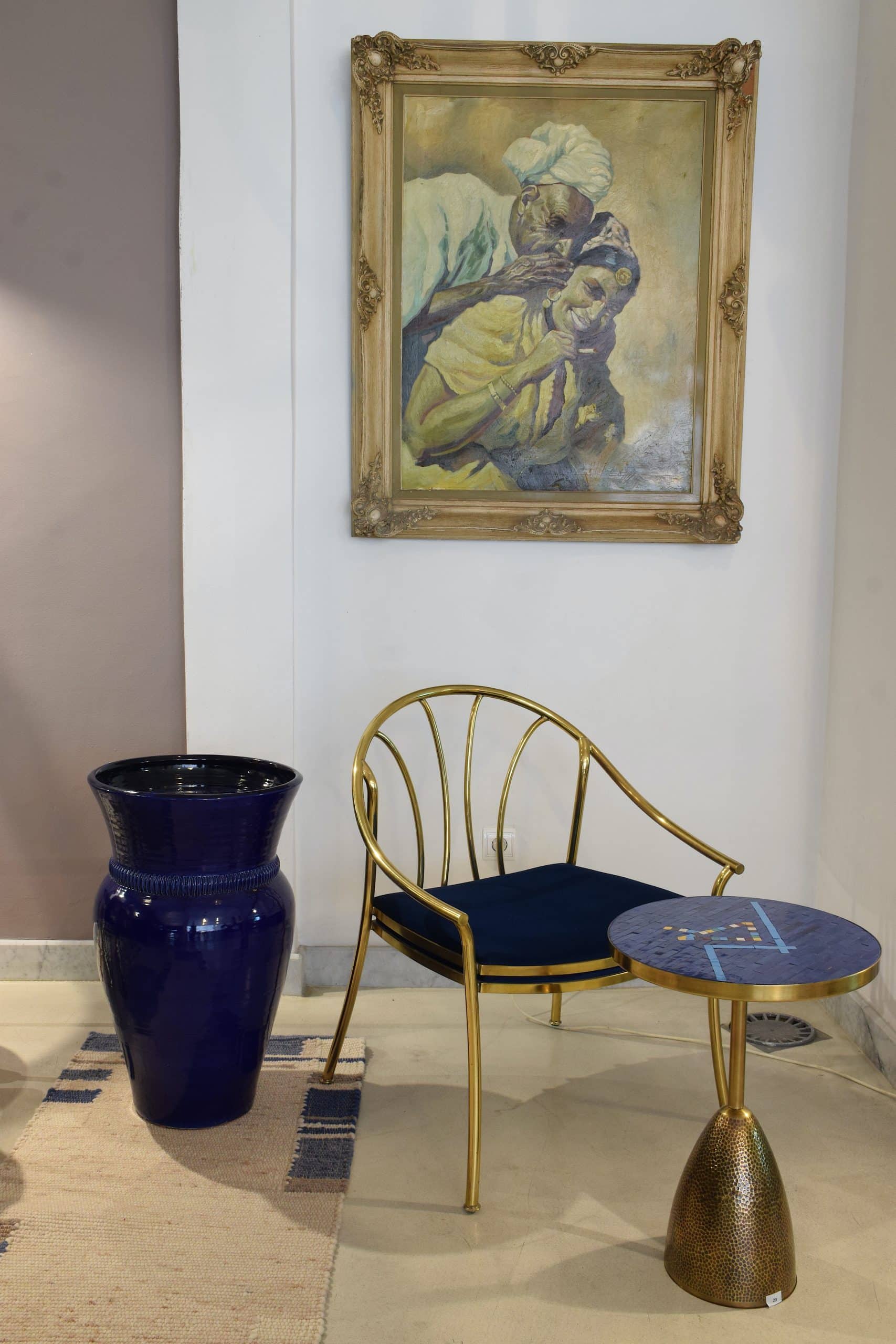Pot en céramique bleue de JAS, fauteuil italien en laiton de la fin du XXe siècle et table d'appoint en laiton avec plateau en mosaïques de JAS