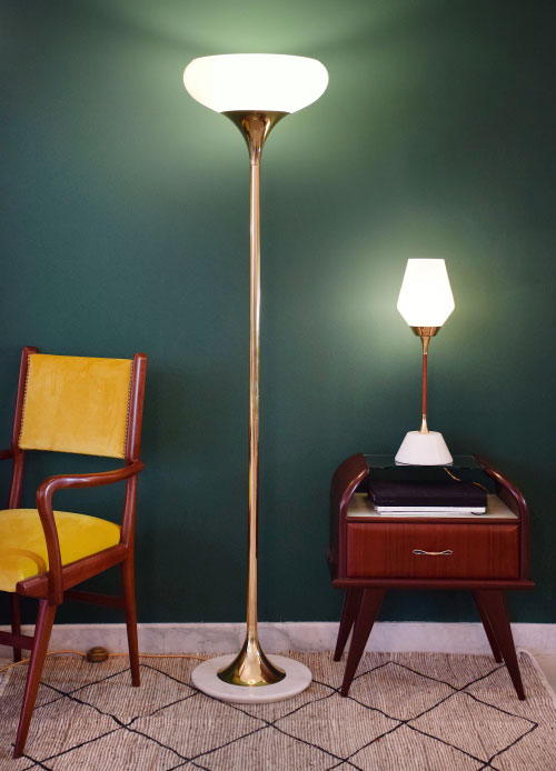 Fauteuil italien des années 1950, lampadaire PALA-F1 de JAS et table avec lampe Ido-t1