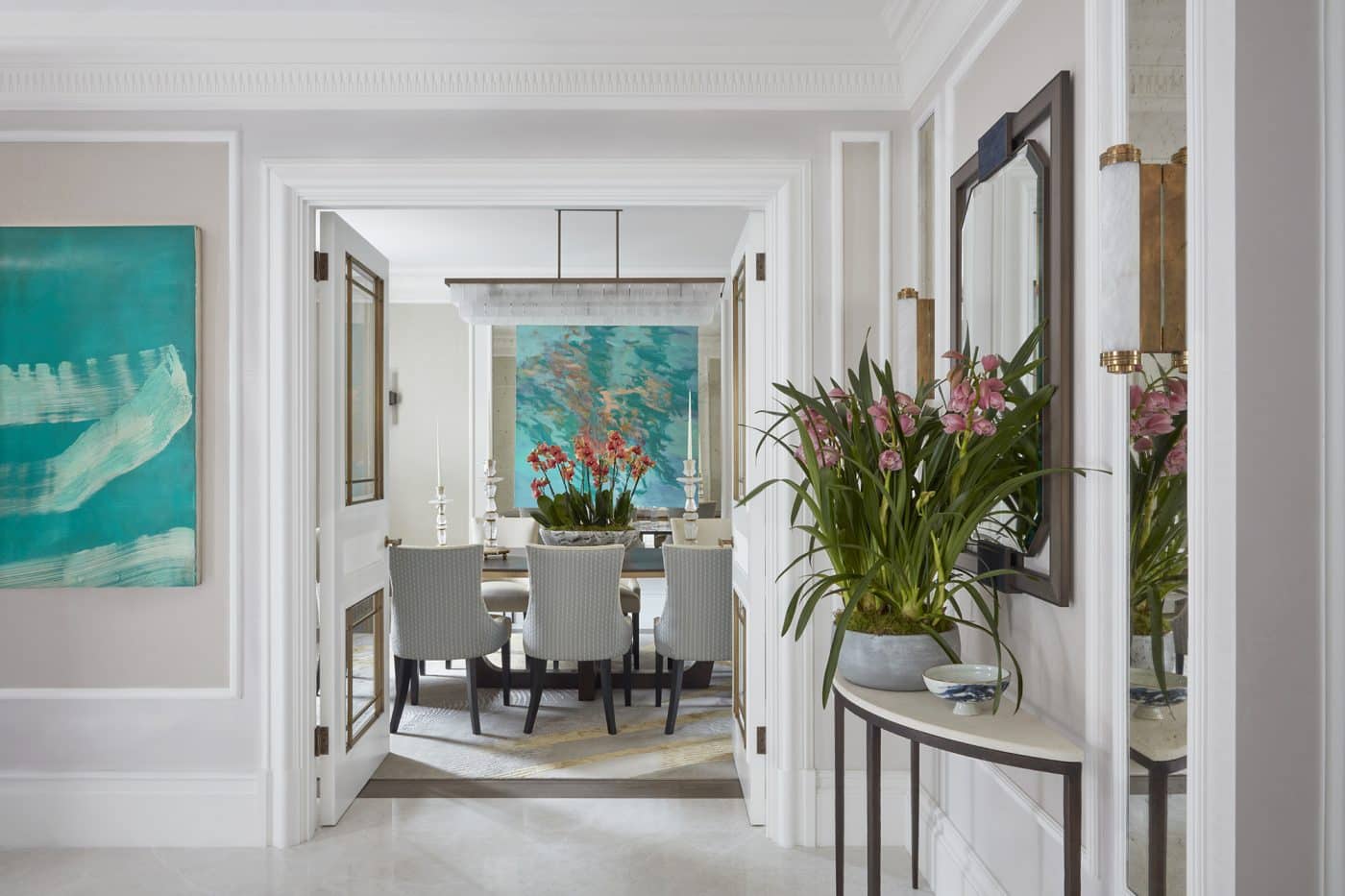 entrée et salle à manger aux tons neutres avec tableaux bleu canard, décorées par Katharine Pooley