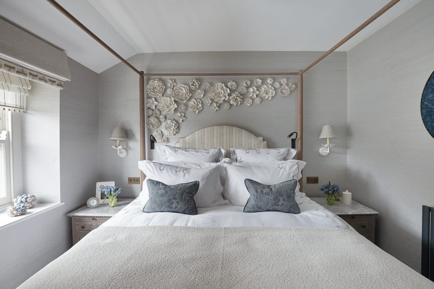 Von Katharine Pooley gestaltetes Schlafzimmer in Grau und Weiß mit Himmelbett