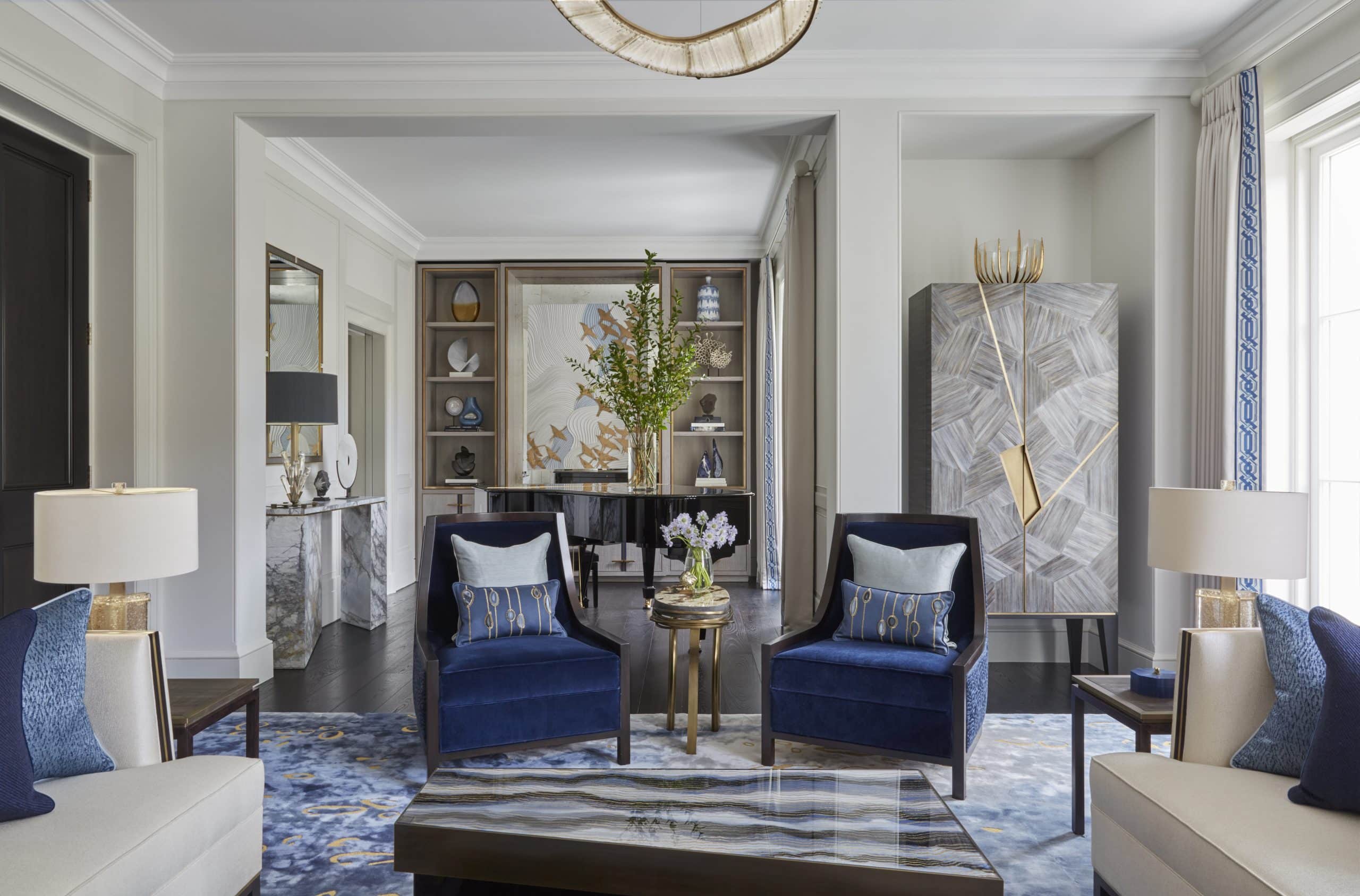 Wohnzimmer mit blau akzentuierten Stühlen und Teppich, gestaltet von Katharine Pooley