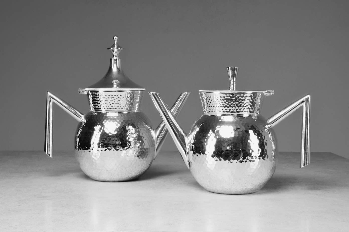 Zwei Teekannen von JAS aus vernickeltem Messing