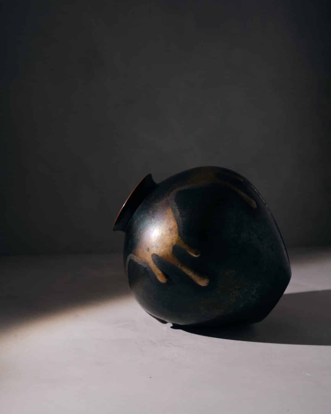 Vase sombre en cuivre moulé et émaillé au goutte-à-goutte réalisé par la manufacture japonaise Gyokusendo