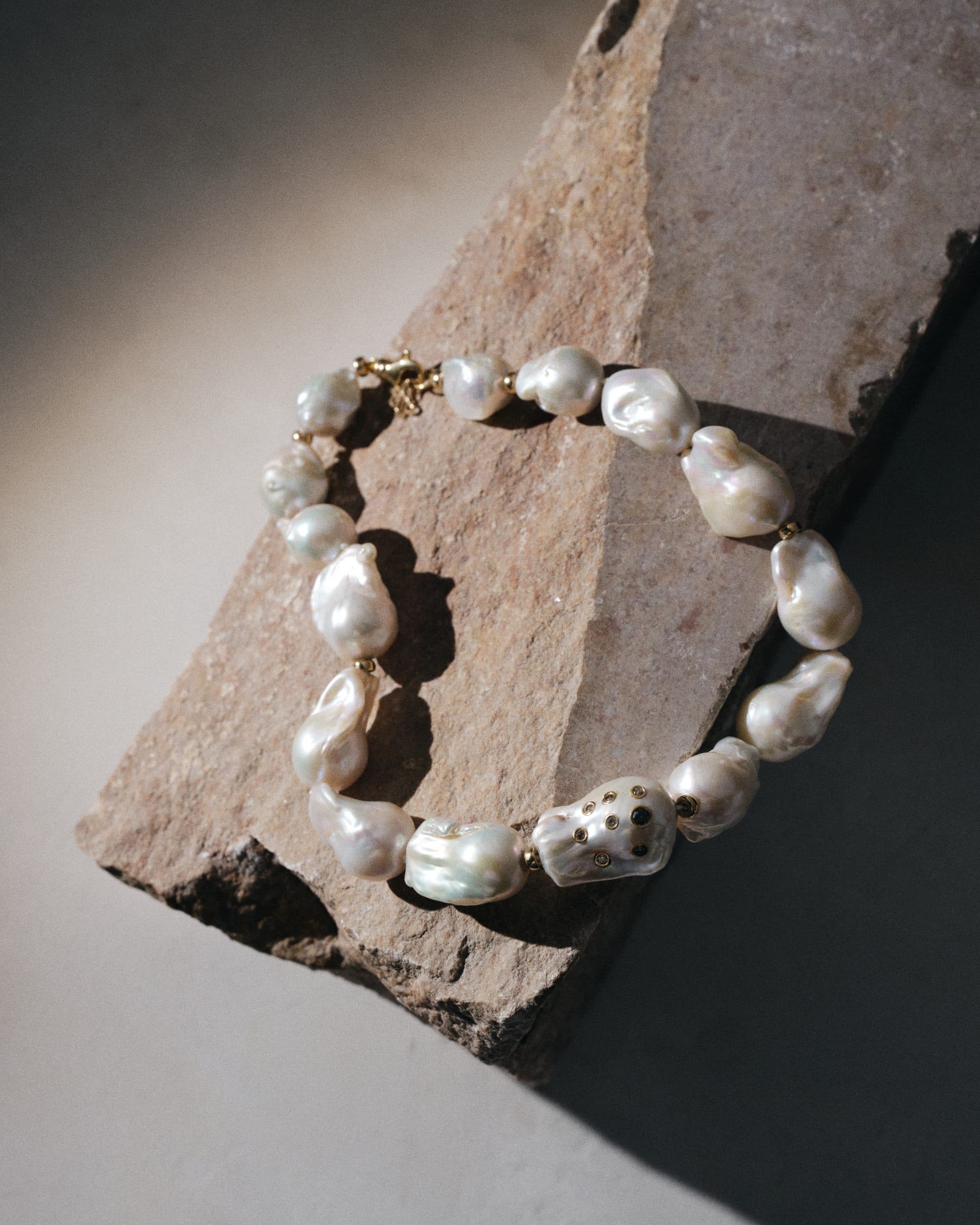 Un collier baroque en perles de Hi June Parker