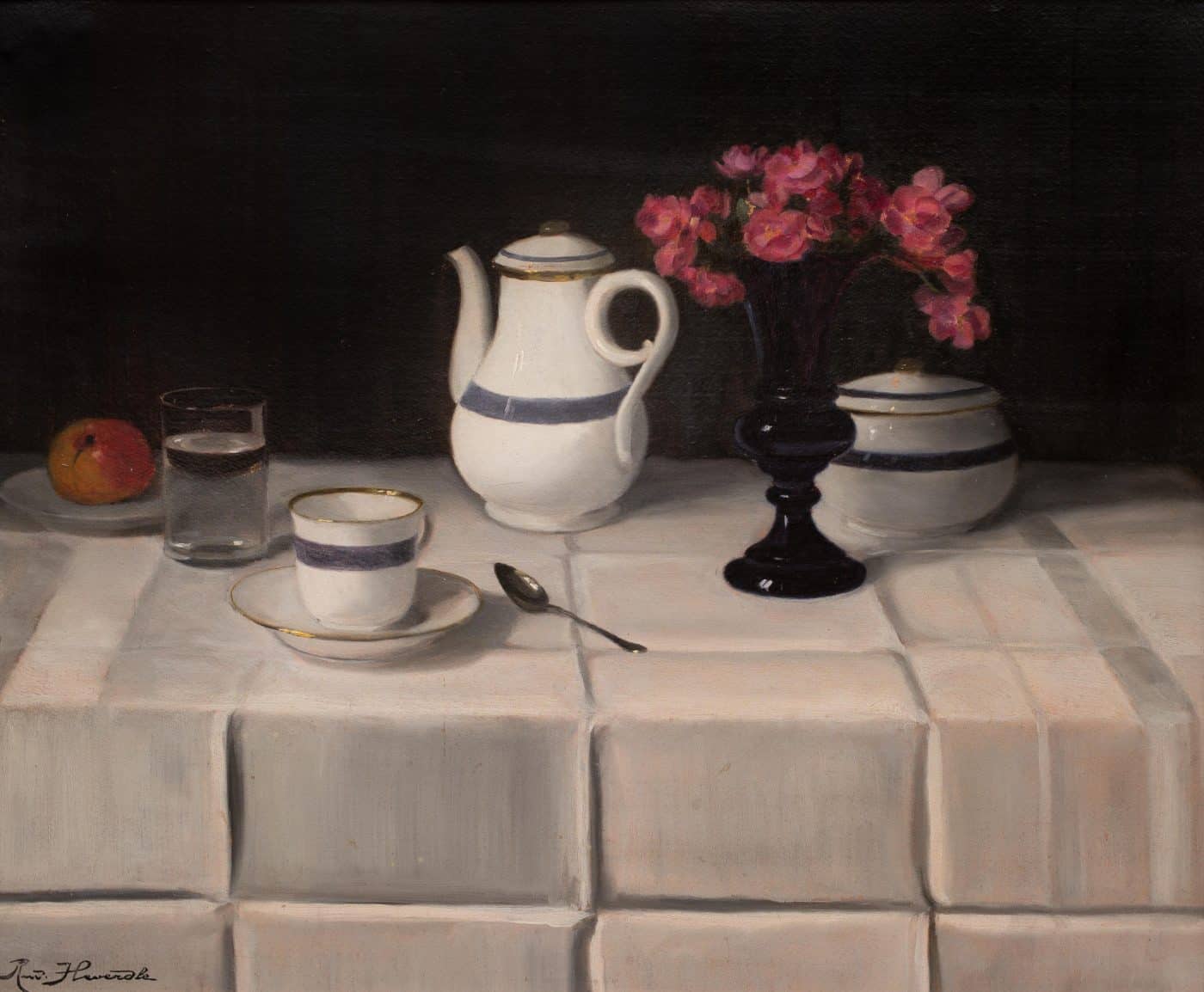 Nature morte par le peintre hongrois Rudolf Heverdle représentant une table avec une nappe blanche, un ensemble à thé ou café à bords dorés et un vase noir avec des fleurs roses