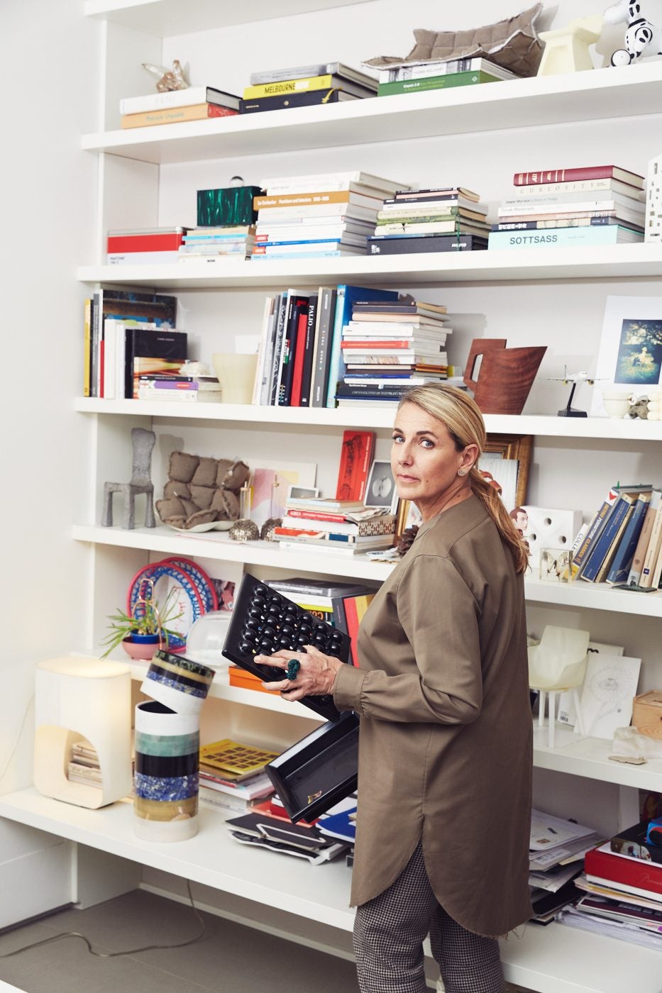 La créatrice Patricia Urquiola devant une étagère de livres, dans son agence