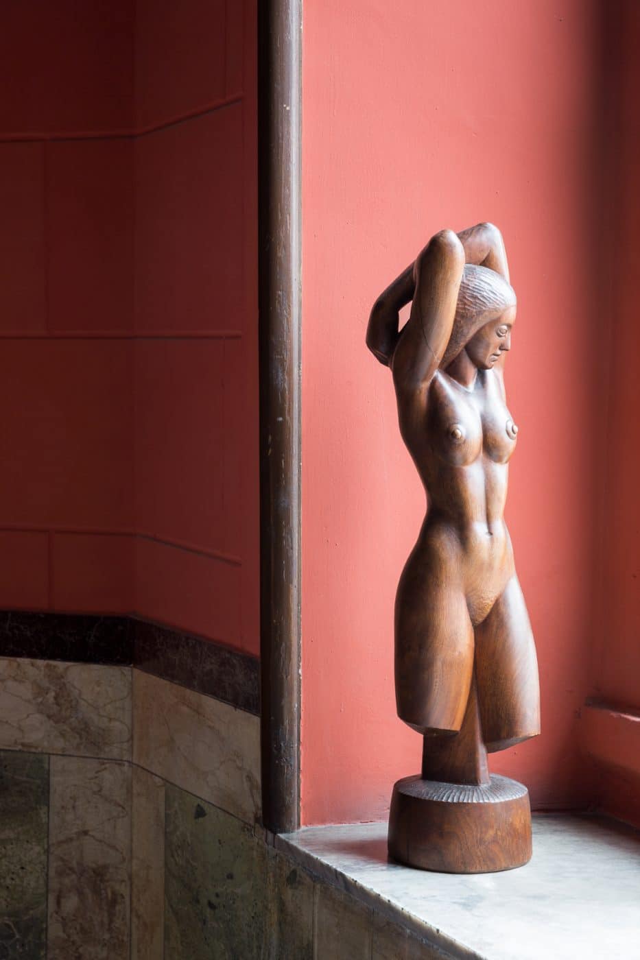 Holzskulptur einer nackten stehenden Frau von 1938, geschaffen vom amerikanischen Künstler James House