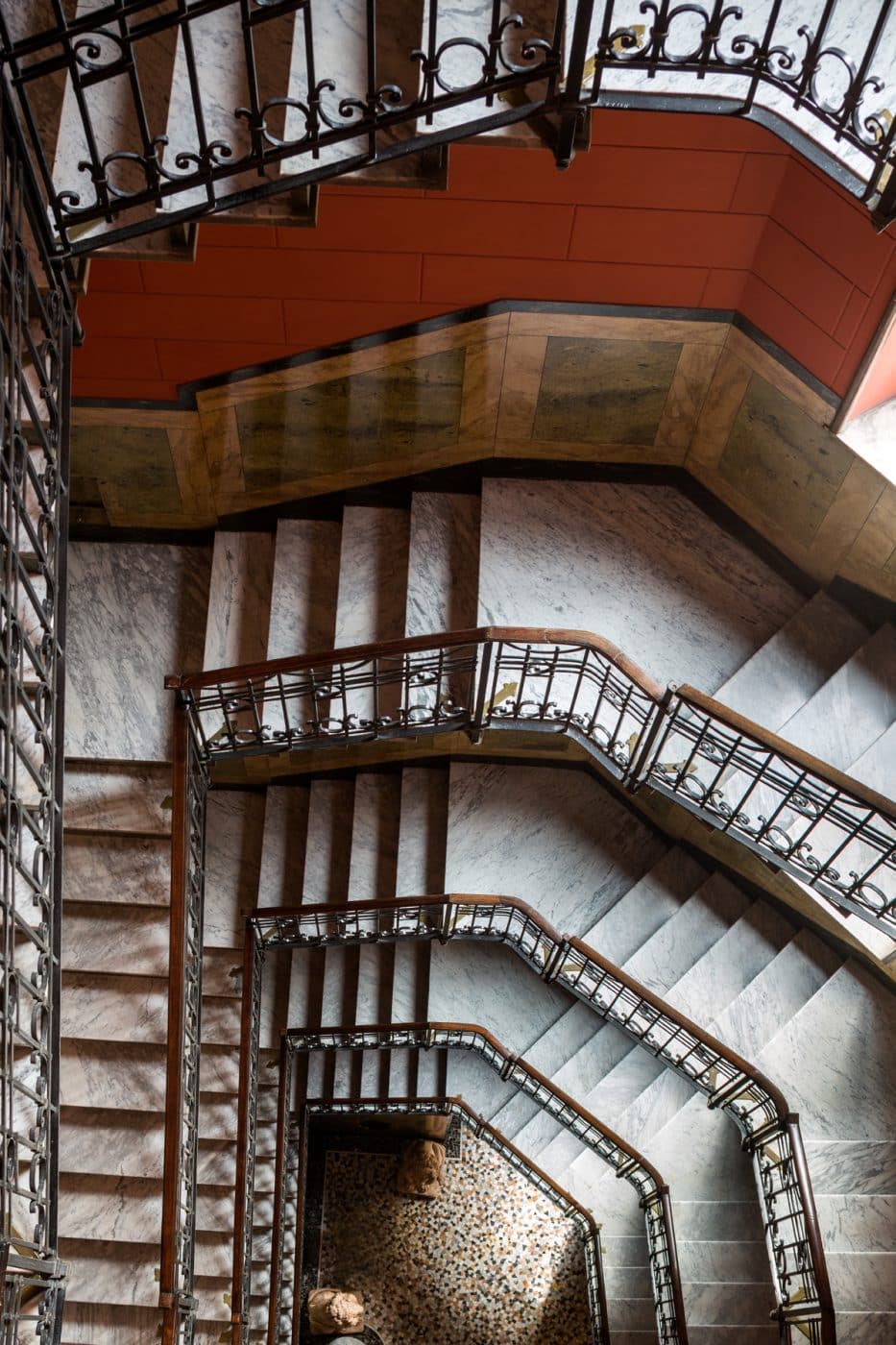 Blick von oben auf das Treppenhaus in Jenny Waltons Wohnhaus in Mailand