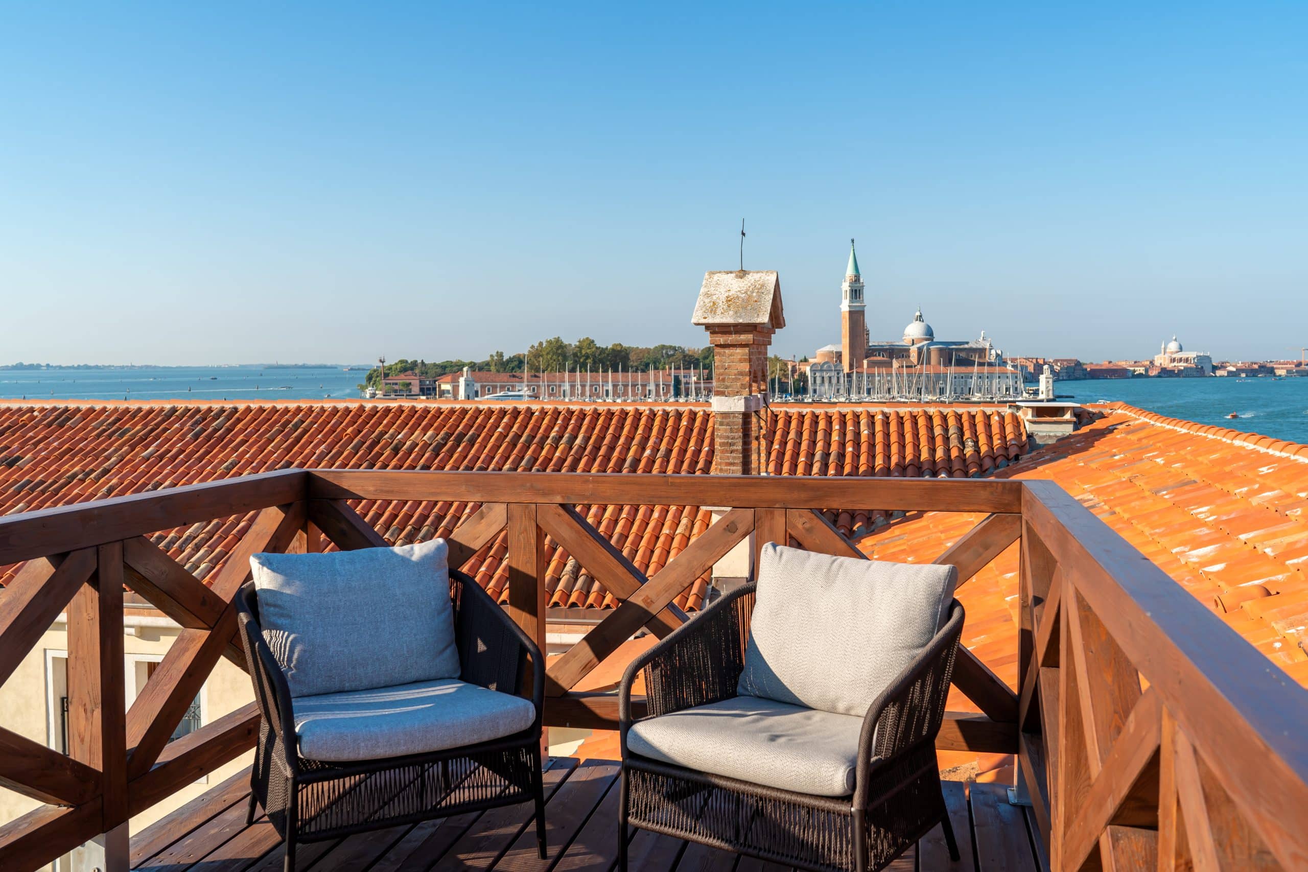 Dachterrasse der Altana-Suite im neuen Hotel Ca' di Dio in Venedig, mit Blick auf das Kloster San Maggiore und die gleichnamige Insel jenseits des Canal Grande. 