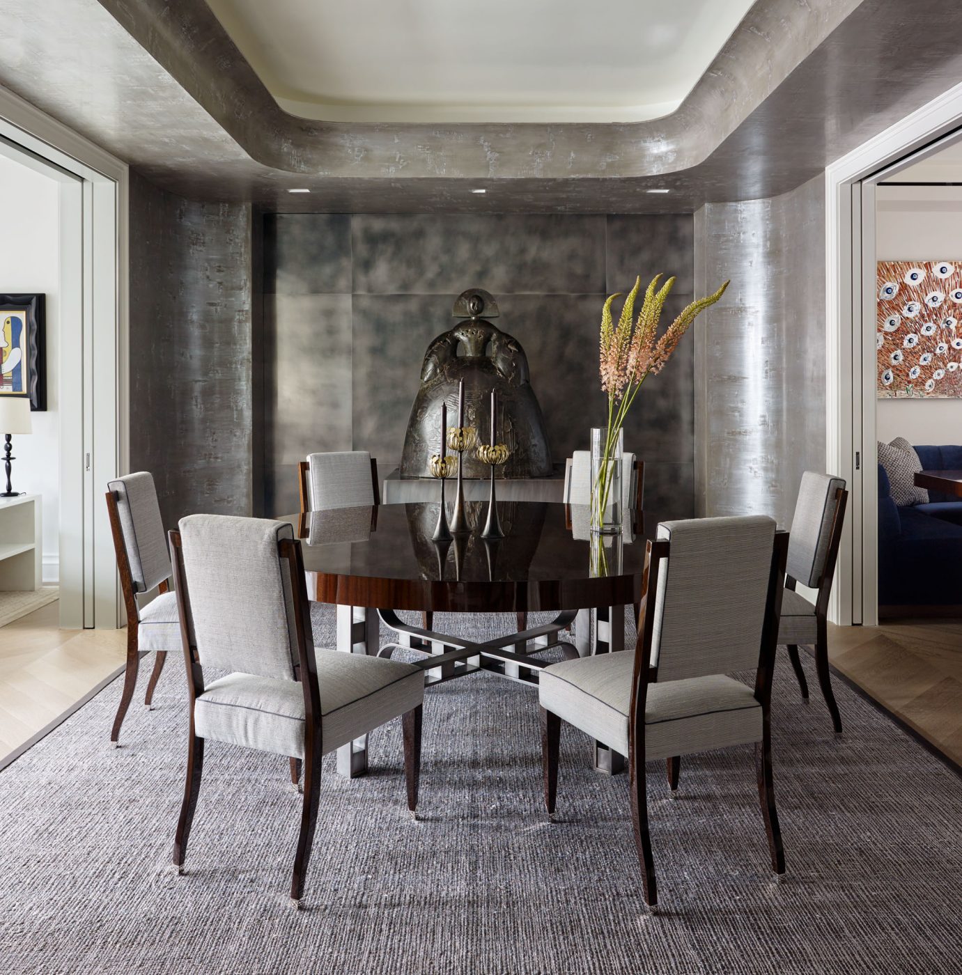 Salle à manger argentée dans un appartement de la Cinquième Avenue à Manhattan conçu par David Kleinberg