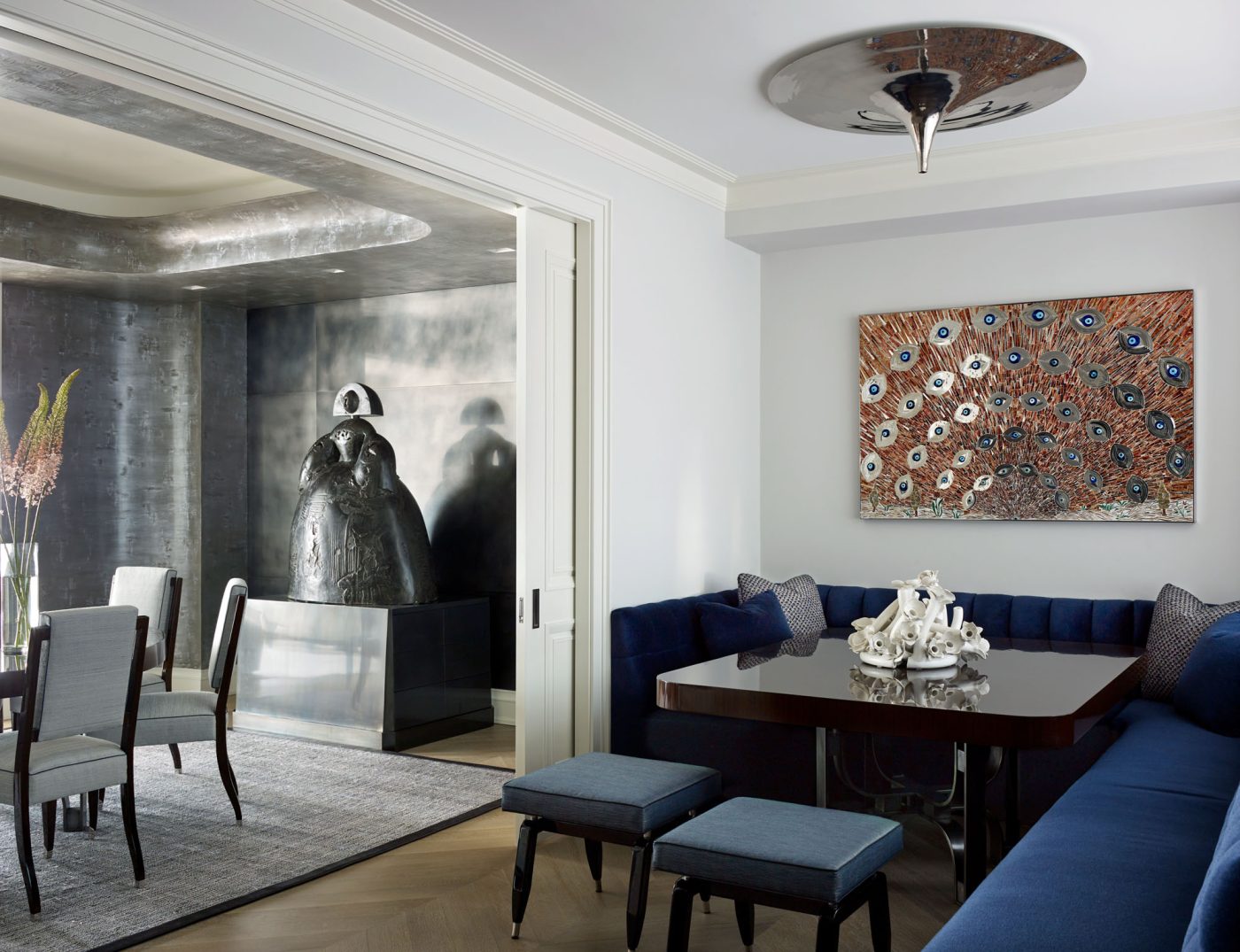 Coin repas avec banquette d'angle bleue dans un appartement de la Cinquième Avenue à Manhattan conçu par David Kleinberg