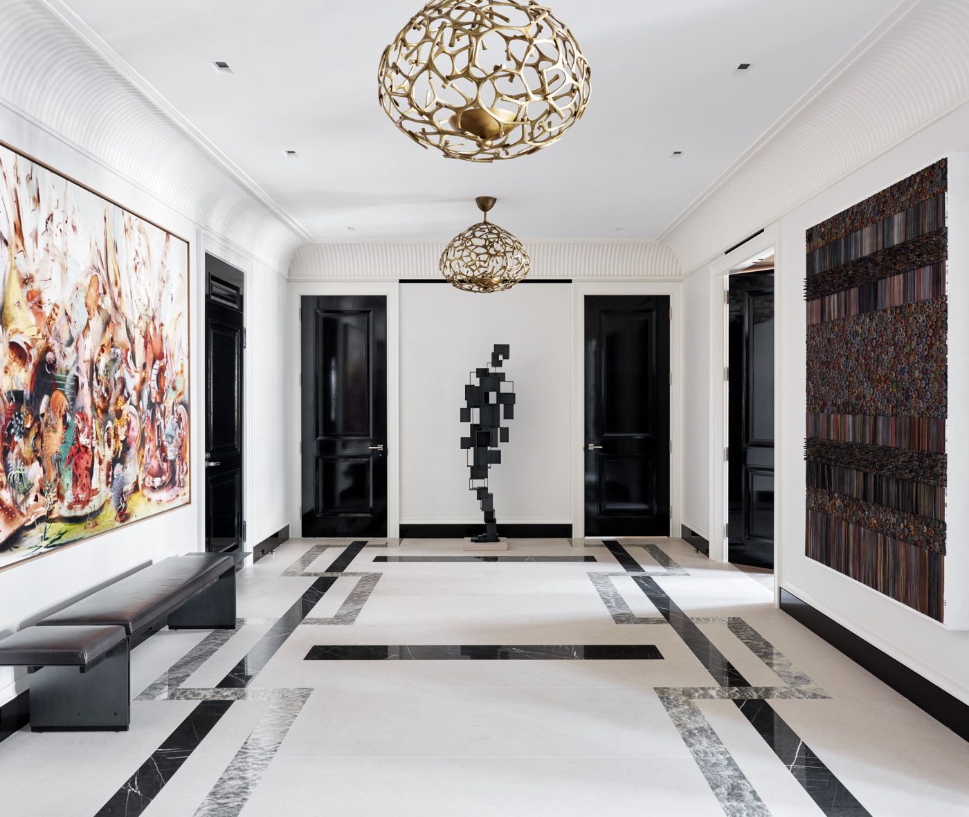 Galerie d'entrée remplie d'œuvres d'art de l'appartement de la Cinquième Avenue à Manhattan conçu par David Kleinberg