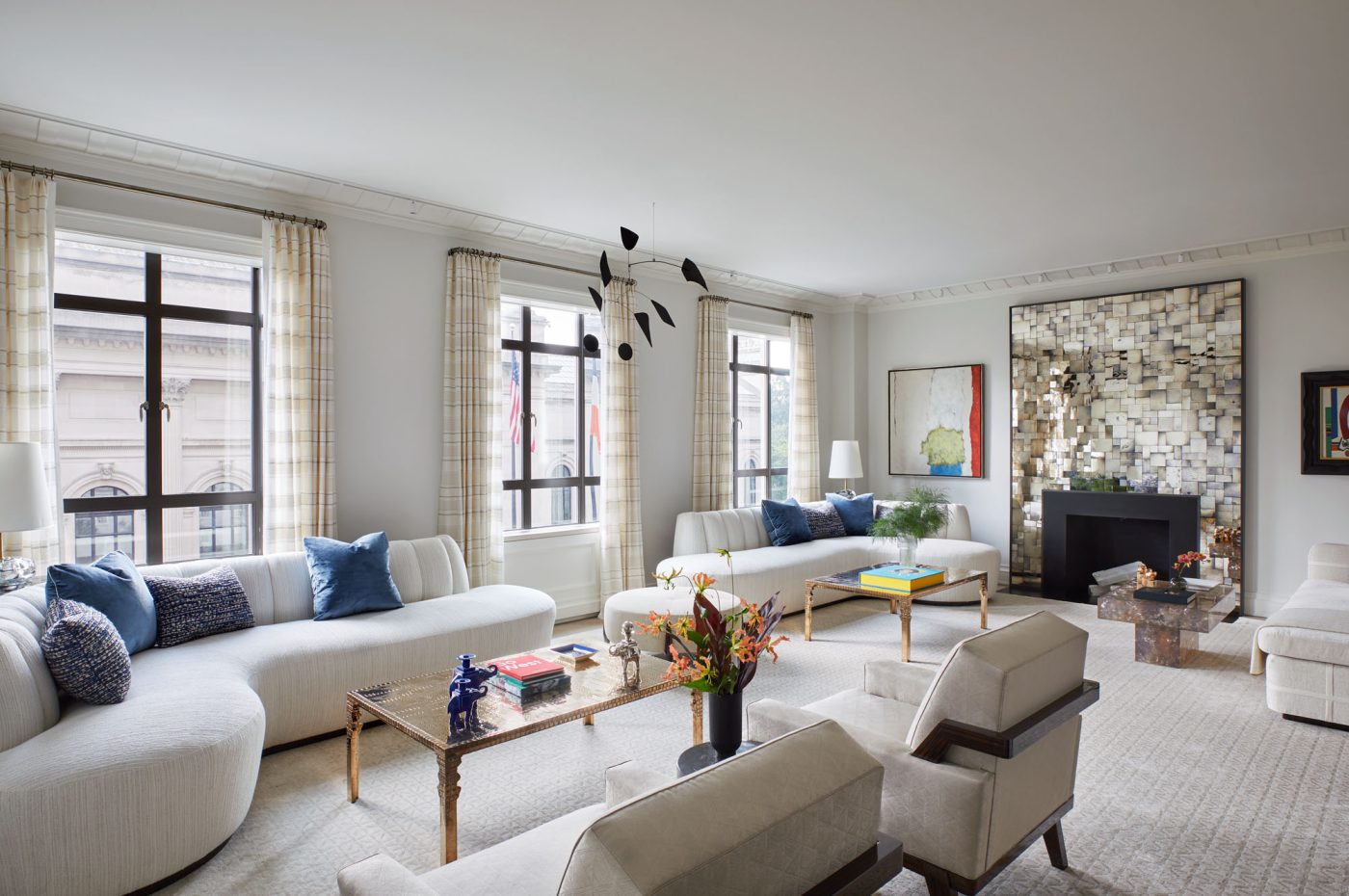 Salon avec cheminée en miroir dans un appartement de la Cinquième Avenue à Manhattan conçu par David Kleinberg