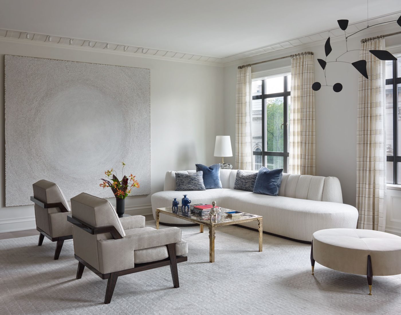 Salon avec Alexander Calder mobile au plafond dans un appartement de la Cinquième Avenue à Manhattan conçu par David Kleinberg