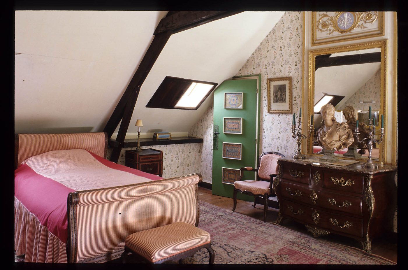 Une chambre d'amis dans la maison de Jean Royère en Bretagne