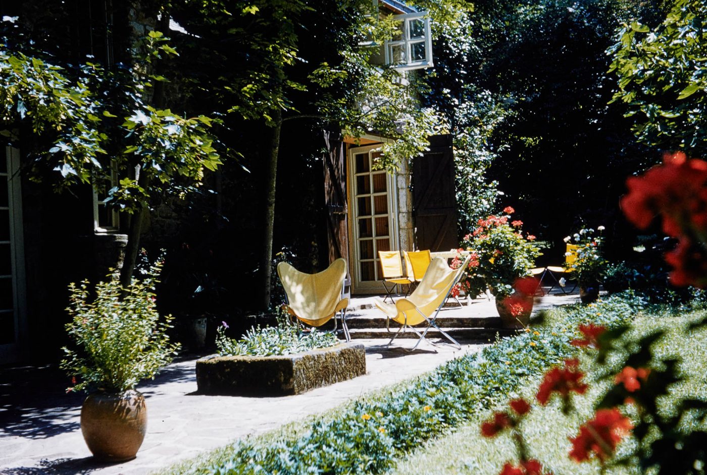 Paire de chaises papillon jaunes dans le jardin de la maison de Jean Royère en Bretagne