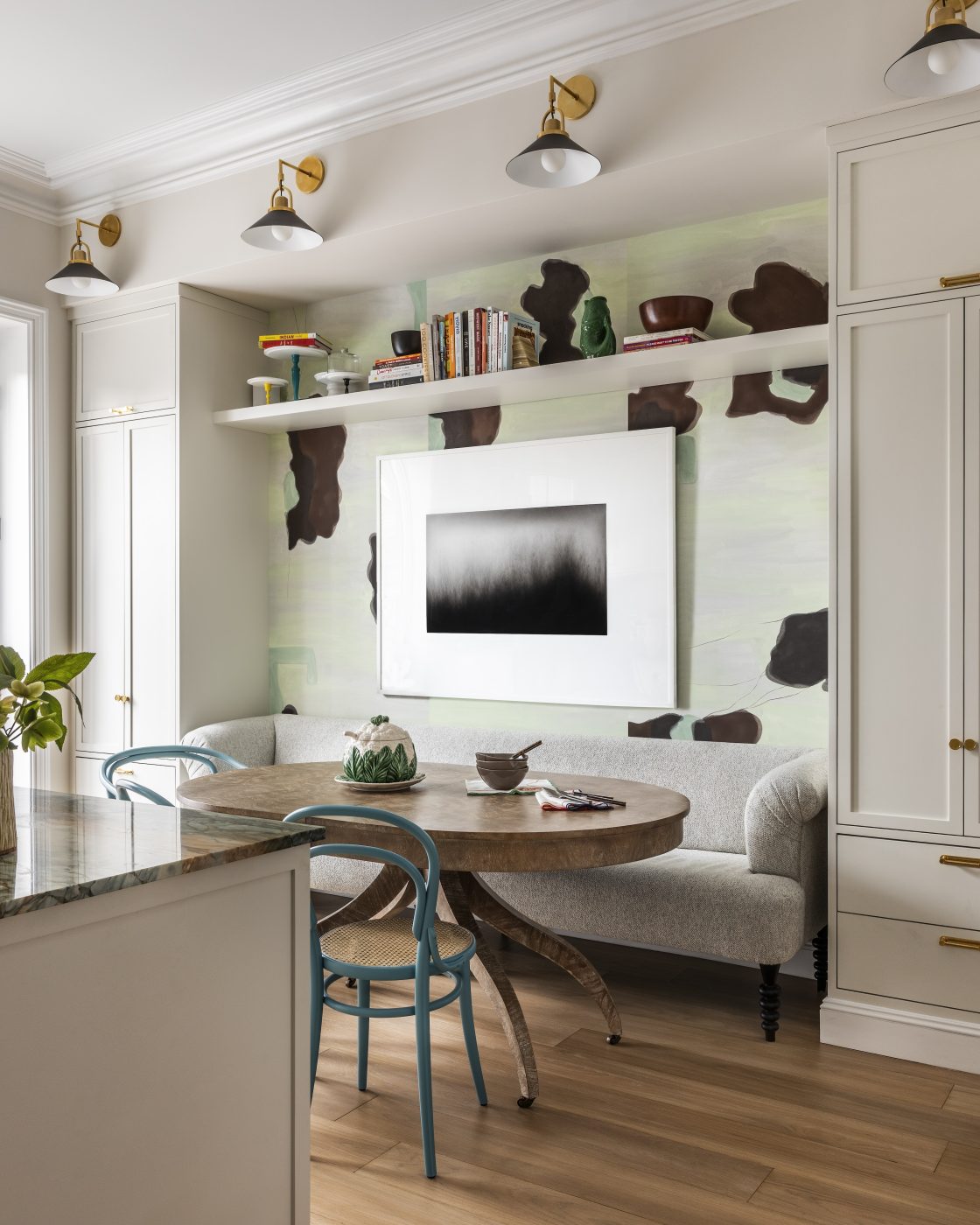 La famille prend ses repas dans un coin repas avec des chaises de café de style Thonet autour d'une table en acajou blanchi.