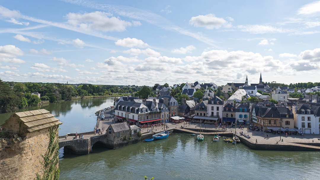 Vue des bâtiments le long du front de mer à Auray, France