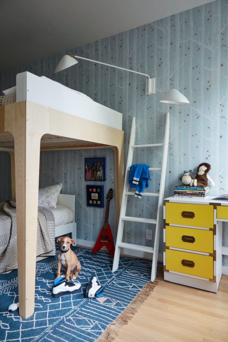 Un autre fils a un lit en mezzanine et un bureau des années 1970 avec des tiroirs jaunes. Bonjour, chiot ! 
